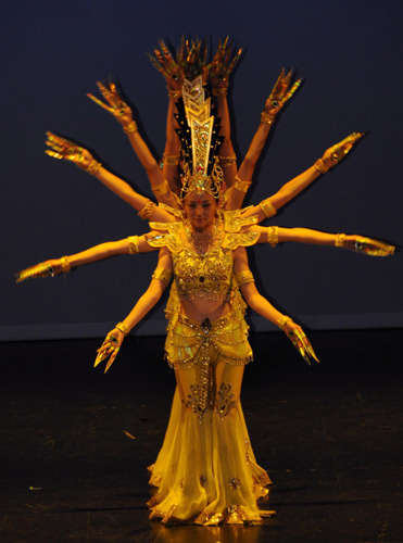 Chinese art troupe dances in New Zealand