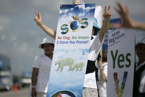 Cancun climate talks continue with protests