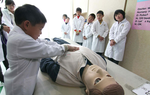 Special students try on occupations in E China