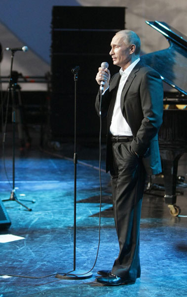 Putin sings, plays piano at charity concert