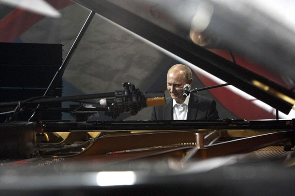 Putin sings, plays piano at charity concert