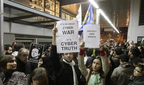 'Anonymous' protesters rally for Assange