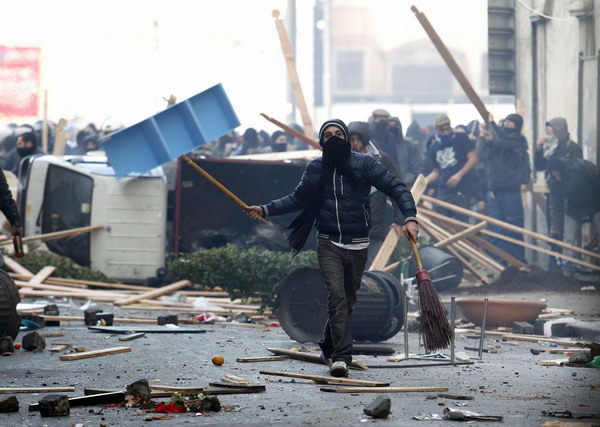 Riots in Rome as Berlusconi survives vote