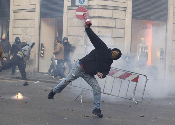 Riots in Rome as Berlusconi survives vote