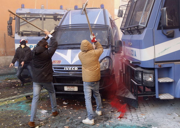 Riots in Rome as Berlusconi survives vote