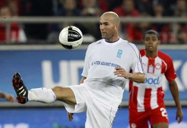 Soccer stars play match against poverty