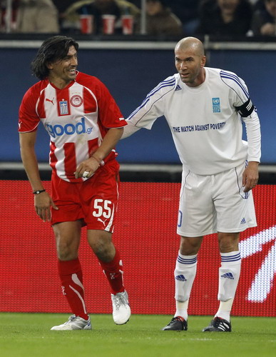 Soccer stars play match against poverty