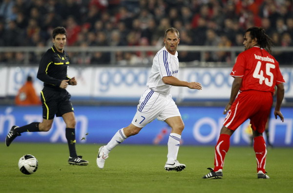 Soccer stars play match against poverty