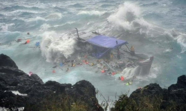 27 asylum seekers die as boat sinks off Australia