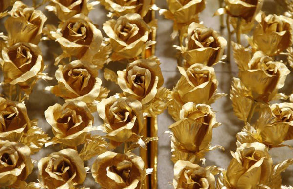 1,999 golden roses for a 'yes'