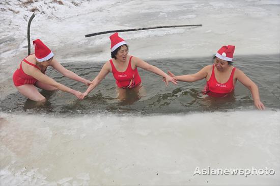 Santas enjoy fun in ice and snow