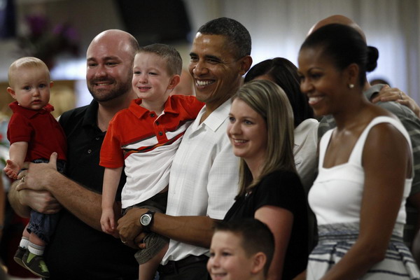 Obama pays Christmas visit to Hawaii Marine base
