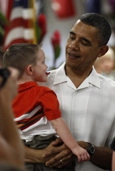 Obama pays Christmas visit to Hawaii Marine base