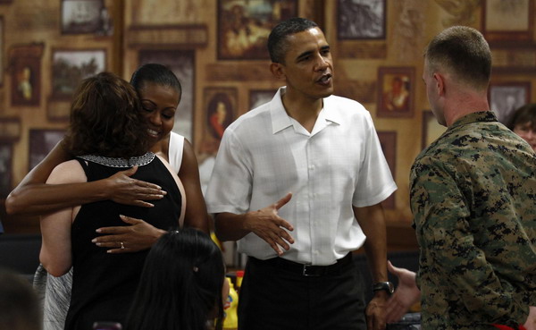 Obama pays Christmas visit to Hawaii Marine base