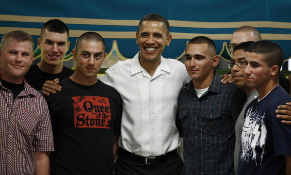 Obama pays Christmas visit to Hawaii Marine base