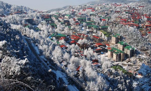 The beauty of ice at Lushan Mountain