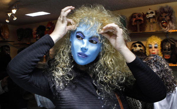 Mask vendors cash in on New Year gala in Ecuador
