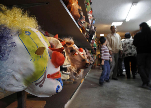 Mask vendors cash in on New Year gala in Ecuador