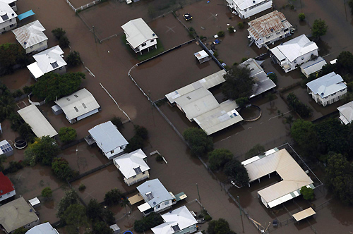 Australian military flies in flood relief supplies
