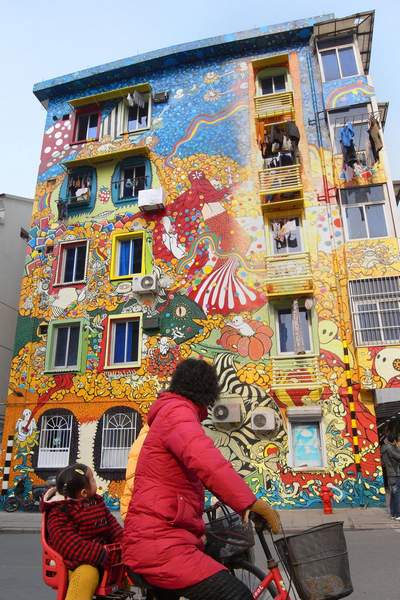 Building in E China boasts 'nervous' murals