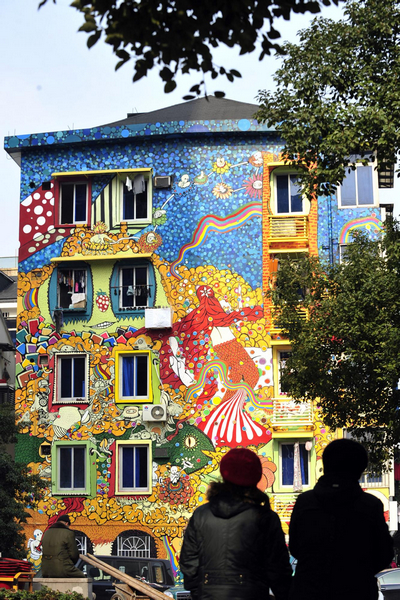 Building in E China boasts 'nervous' murals