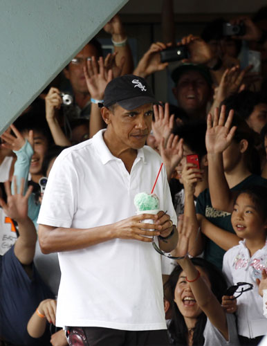 Obama enjoys shave ice in Hawaii