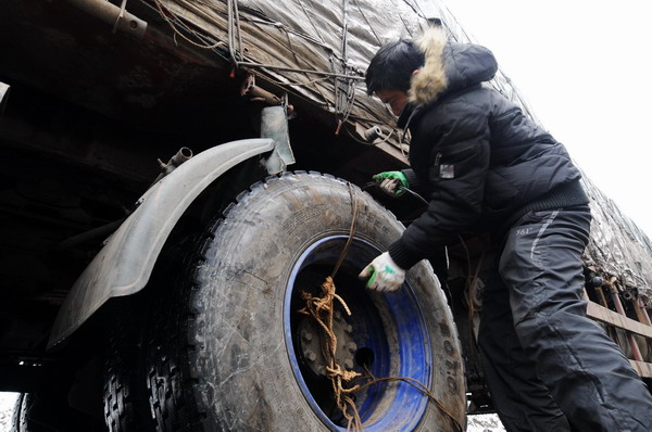 Cold snap sweeps China, traffic at a standstill