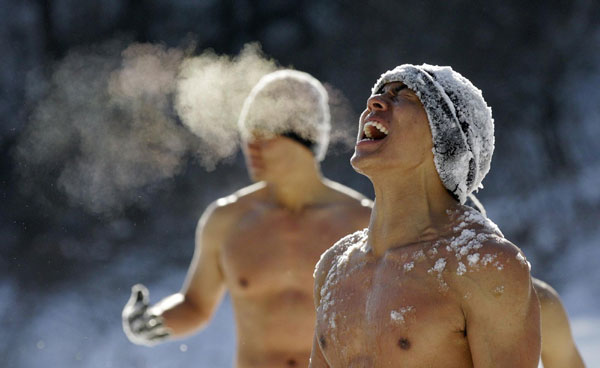 Soldiers go topless in wintry drill