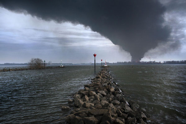 Shipping traffic of Rotterdam hit by fire
