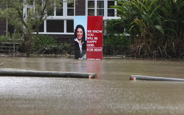 Australia city avoids worst in floods