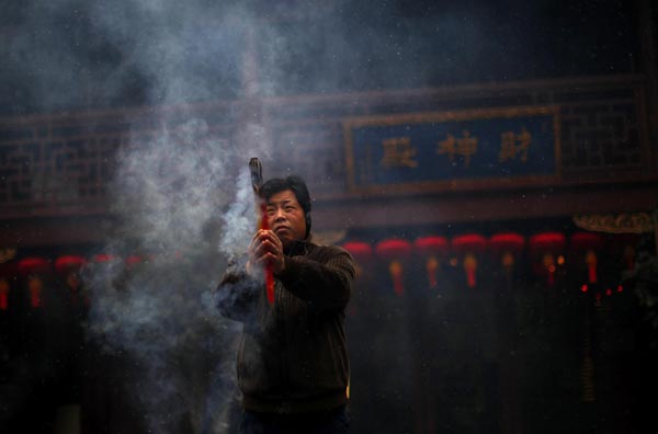 Prayers in Shanghai's temple