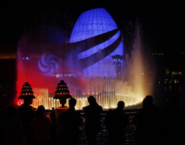 Giant aquarium opens in Hong Kong