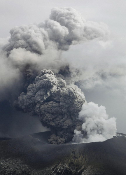 Shinmoedake eruption raises alert level
