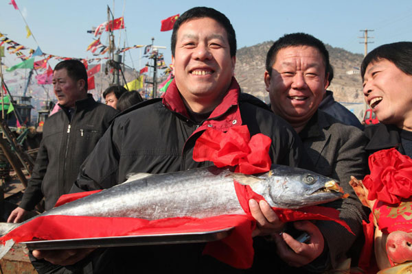 Fishermen in E China pray to the seas