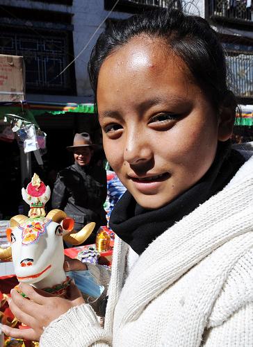 Busy market in Lhasa befor Losar New Year