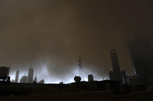 Dust clouds engulf Kuwait City