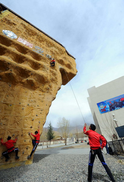 Young Tibetans trained to be mountaineering guide