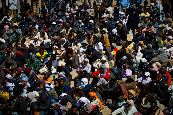 Thousands of refugees gather near border of Libya, Egypt