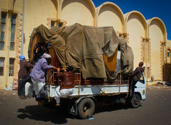 Thousands of refugees gather near border of Libya, Egypt