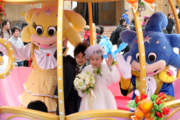 Little couple holds fairytale wedding in Dalian