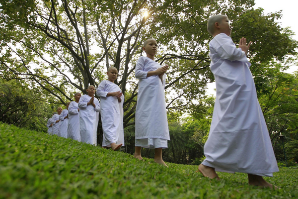 Novice Thai nuns