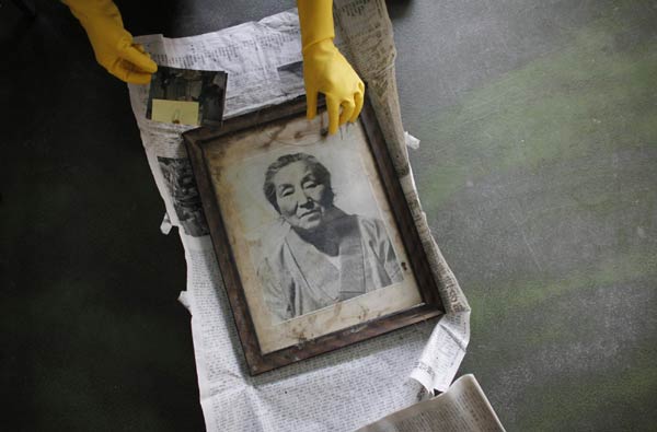 Snapshots: The world in 24 hours April 12