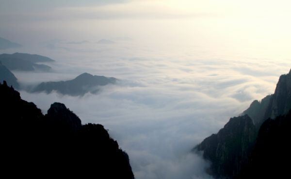 Seas of clouds appear at Huangshan Mountain
