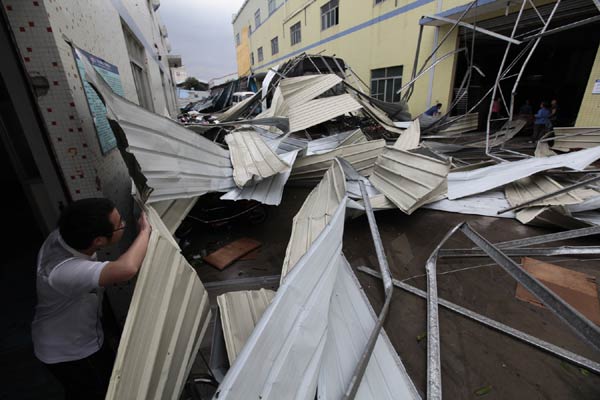 Hailstones, thundershower kill 12 in South China