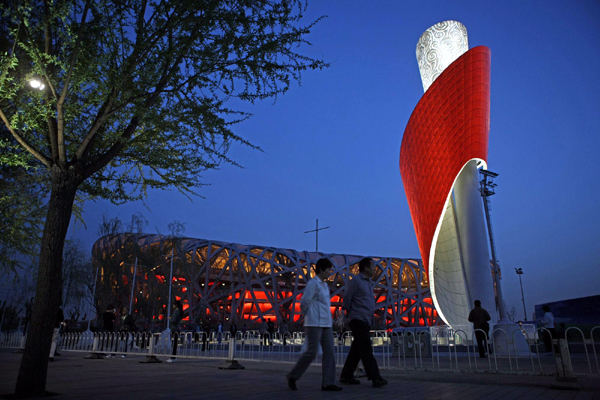Olympic torch lights up Bird's Nest once again