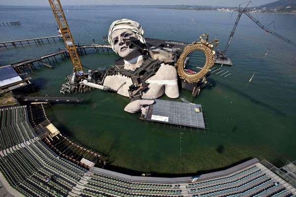 Snapshots: the world in 24 hours, April 18
