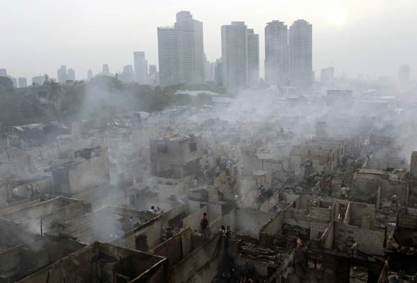 Fire rages in metro Manila; 2,000 families homeless