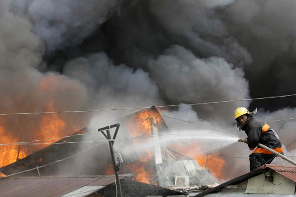 Fire rages in metro Manila; 2,000 families homeless