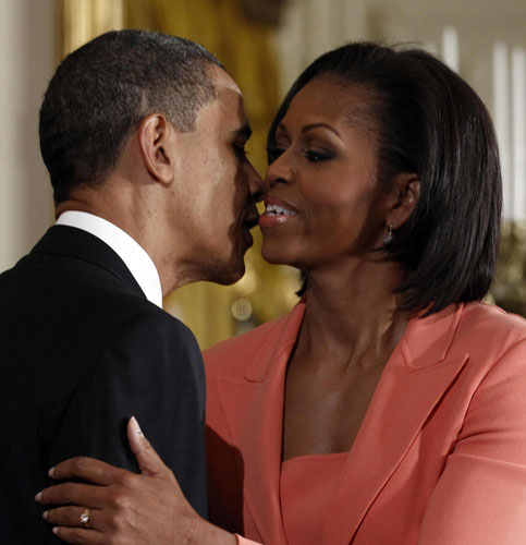 US President Barack Obama (L) kisses his wife first lady Michelle Obama Politicial smooches