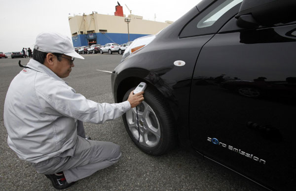Nissan Leaf all-electric car débuts